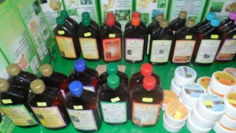 Tincturi, siropuri si alifii, produse naturale 100%, la standul fitoterapeutului Marius Tirban, la targul din Parcul Kiseleff