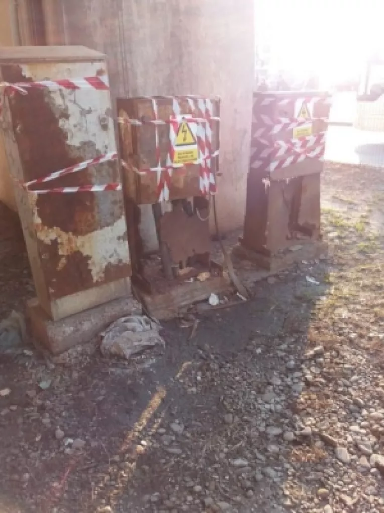 Trei panouri electrice lasate in voia sortii pe trotuar, sub Podul Basarab