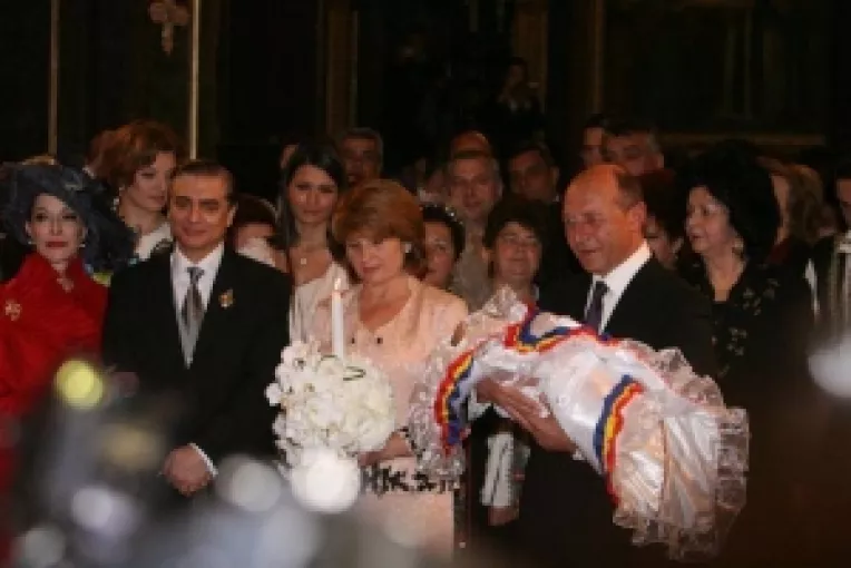 Un articol de Luiza Moldovan care a primit premiul «Sare’n ochi»: «Basescu boteaza, natia ofteaza»