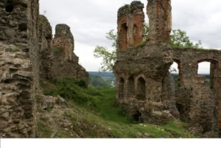 Un turist a cazut, vineri, de pe un zid al Cetatii Soimos din judetul Arad