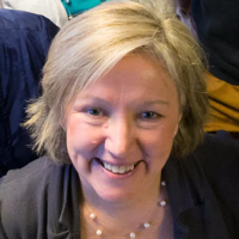 Universitatea Cambridge: Gillian Griffiths studiaza strategiile folosite de limfocitele T citotoxice pentru a lovi si elimina celulele canceroase