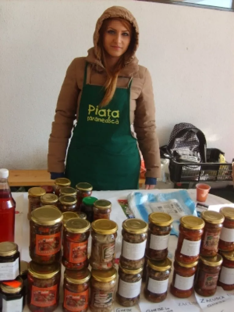 Zacusca, salata de ghebe si dulceturi de la firma Magenta, la targul Piata Taraneasca de la MTR